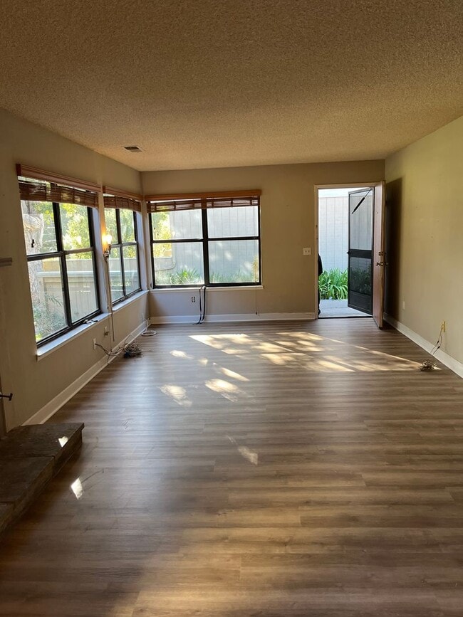 Building Photo - 2 Bedroom, 2 Bathroom home on King Court.