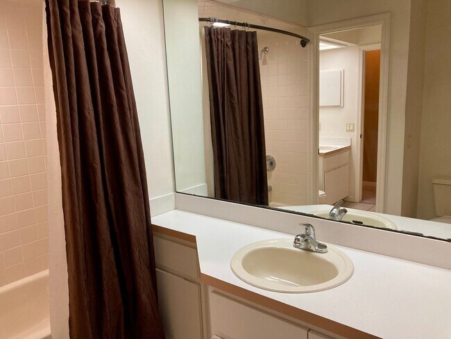 Building Photo - Two story condo with community pool!