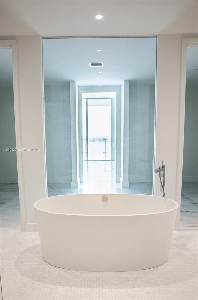 Building Photo - 700 NE 26th Terrace