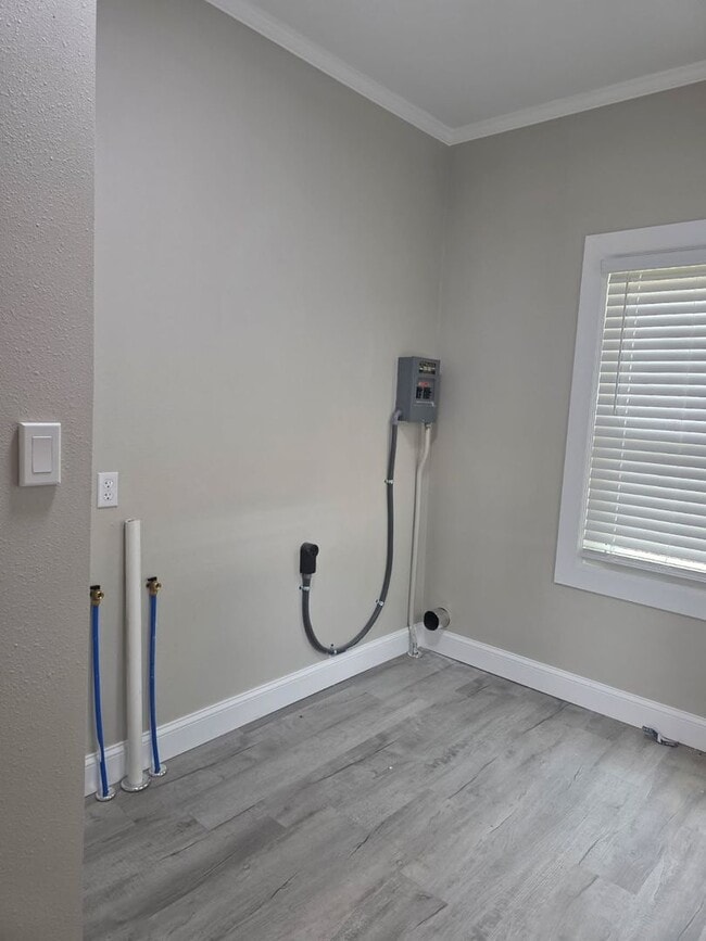 Building Photo - Be the first to lease this Bungalow Beauty!
