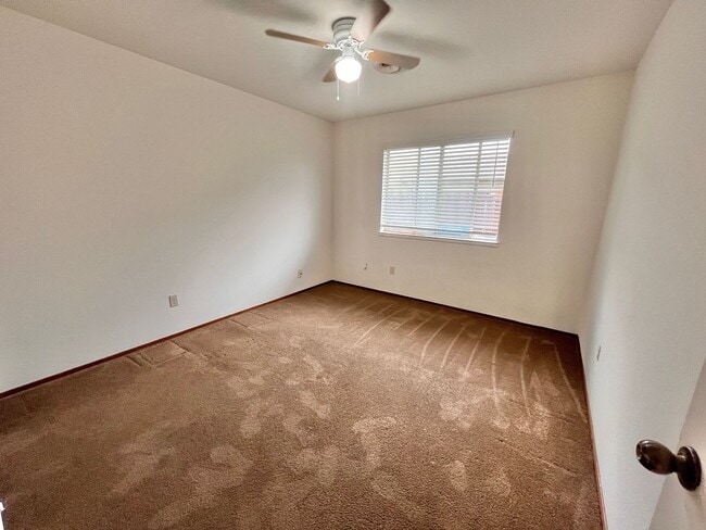 Building Photo - 3 Bedroom 2 Bath Duplex for Rent!