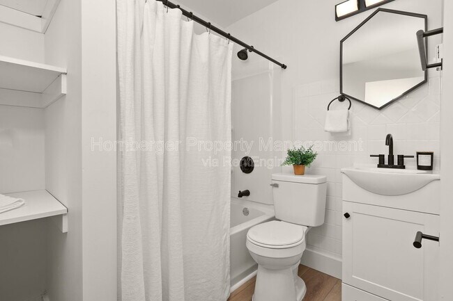 Building Photo - 627 E Wellesley Ave