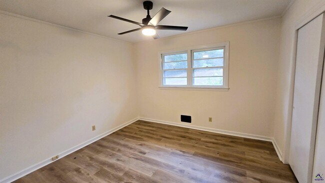 Building Photo - 4035 Meadowbrook Dr