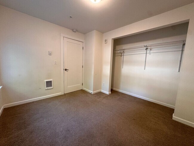 Building Photo - Large UW Townhome available 9/1 for 2025-2...