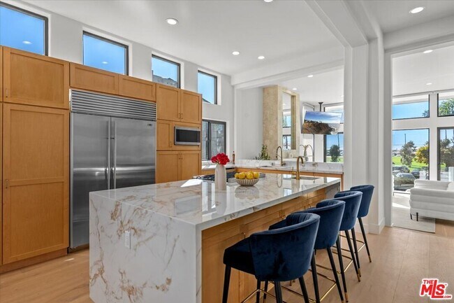 Building Photo - 6730 Esplanade