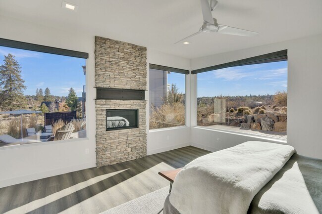 Building Photo - Contemporary Fully Furnished Four Bed Four Bath Masterpiece in Tetherow