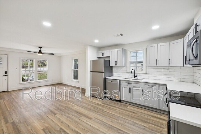 Building Photo - 611 S 12th St