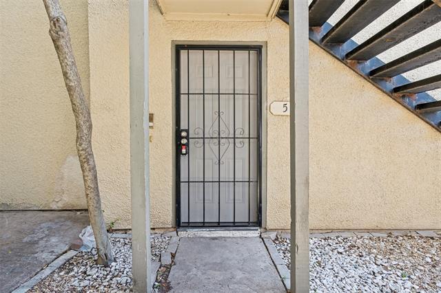 Building Photo - 8560 Park Ln