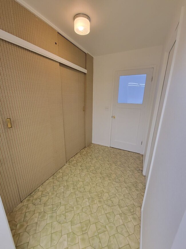 Building Photo - 426 Stanmar Dr
