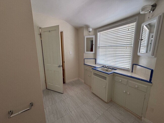 Building Photo - Beautiful 2 story 3 bedroom 2 bathroom home