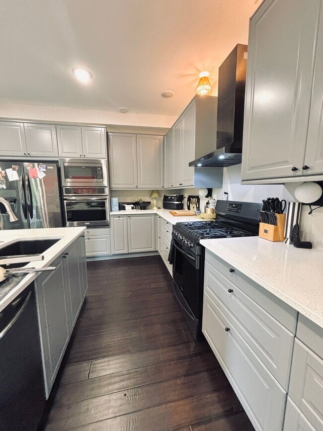 Building Photo - Rare Minnehaha Parkway rental under 5k! Be...