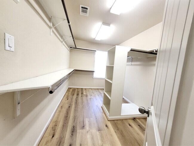 Building Photo - 1906 Howth Ave