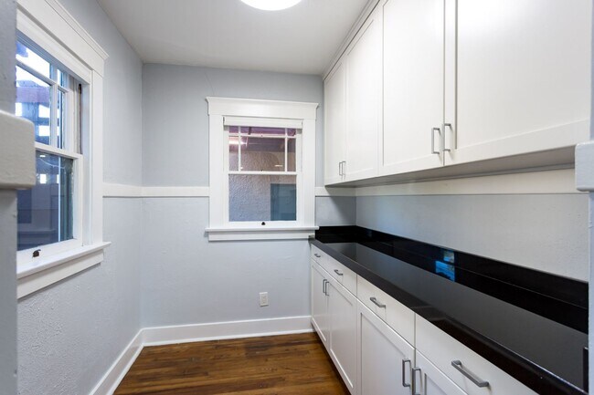 Building Photo - Charming Spanish in Kensington