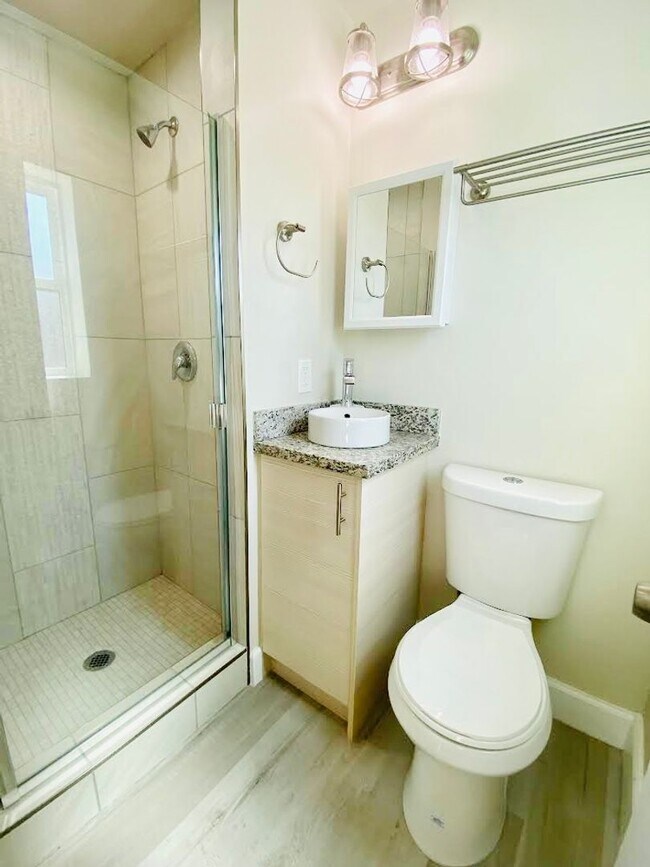 Building Photo - REMODELED STUDIO APARTMENT AVAILABLE IN TH...