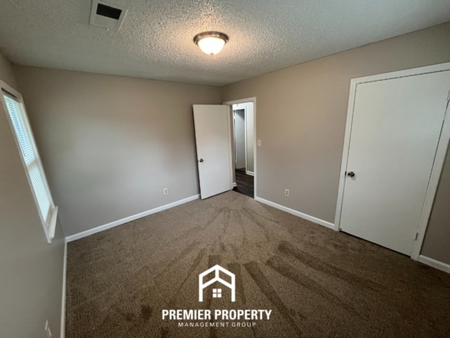 Building Photo - 3034 Clarendon Rd