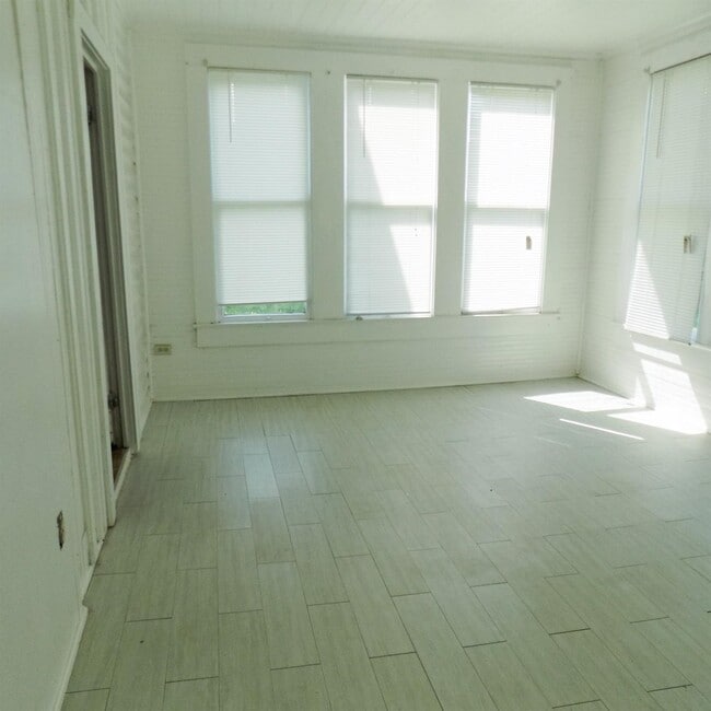 Building Photo - 404 S Lasalle St