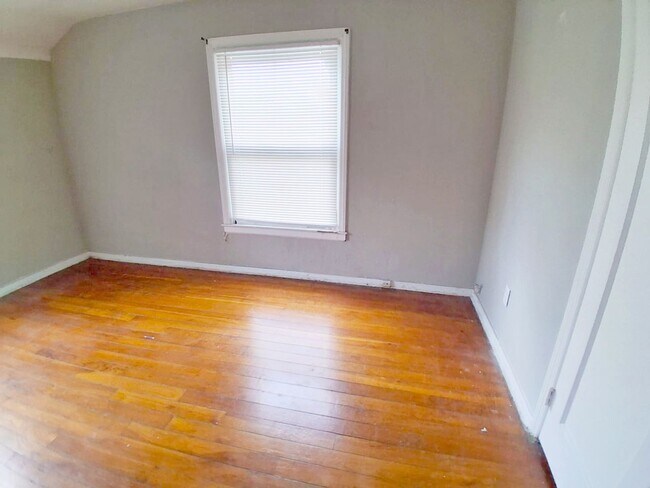 Building Photo - 2 BED 1 BATH BEAUTIFUL SINGLE FAMILY HOME