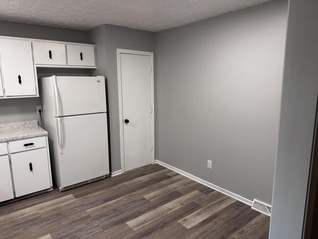 Building Photo - 300 Car-Mol Dr