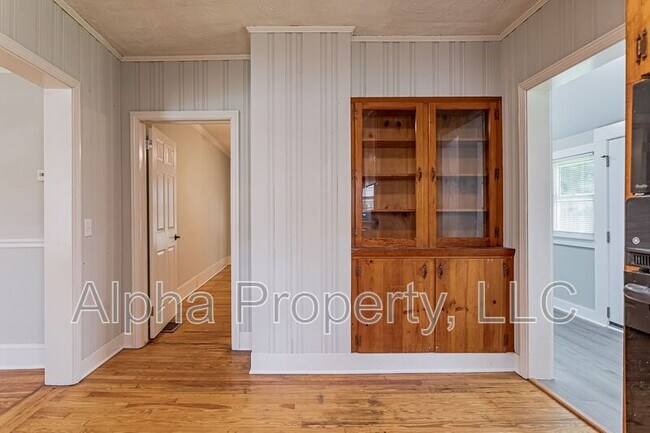 Building Photo - 654 Maywood St