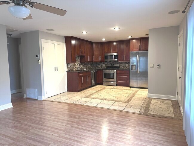 Building Photo - 1581 Quaker Ln