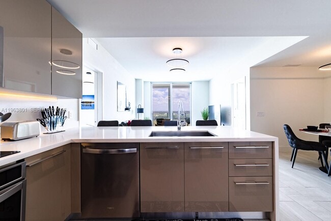 Building Photo - 2000 Metropica Wy