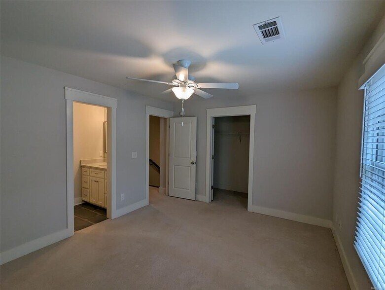 Building Photo - 3418 Lockwood Pl