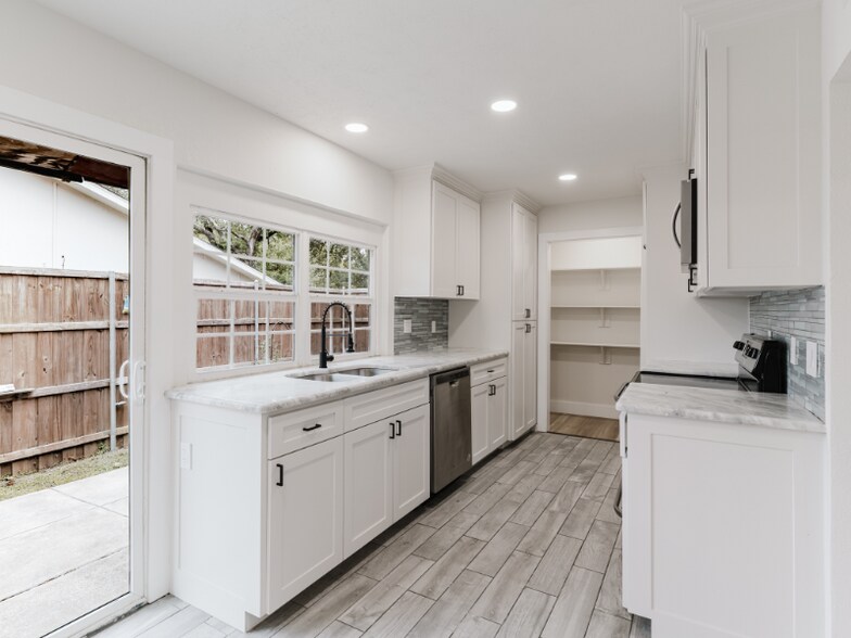 Building Photo - 7117 Chinaberry Rd