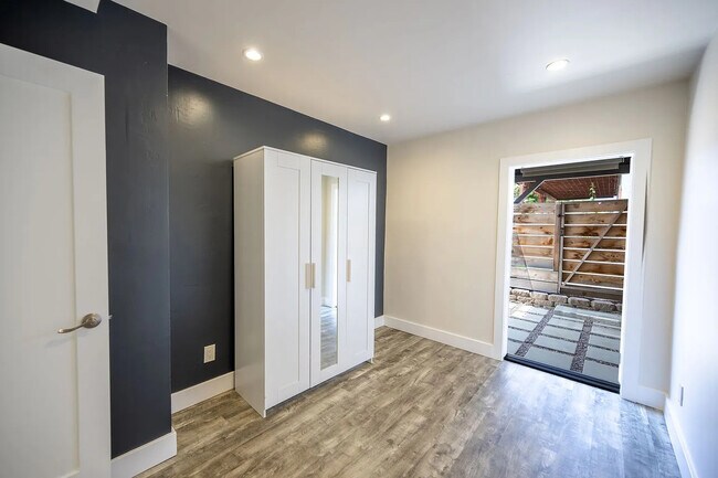 Building Photo - Charming 1-Bed La Jolla Residence with In-Unit Laundry, Carport Parking, and All Utilities Included