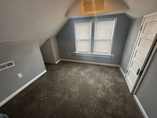 Building Photo - 215 E Cherry St