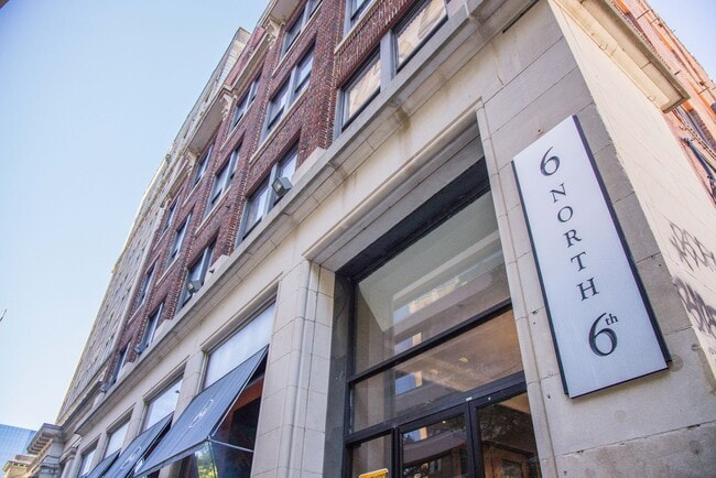 Building Photo - Luxury One Bedroom Unit in  Downtown Business District