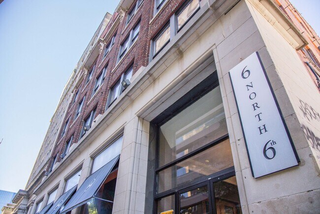 Building Photo - Luxury Two Bedroom Unit in  Downtown Business District