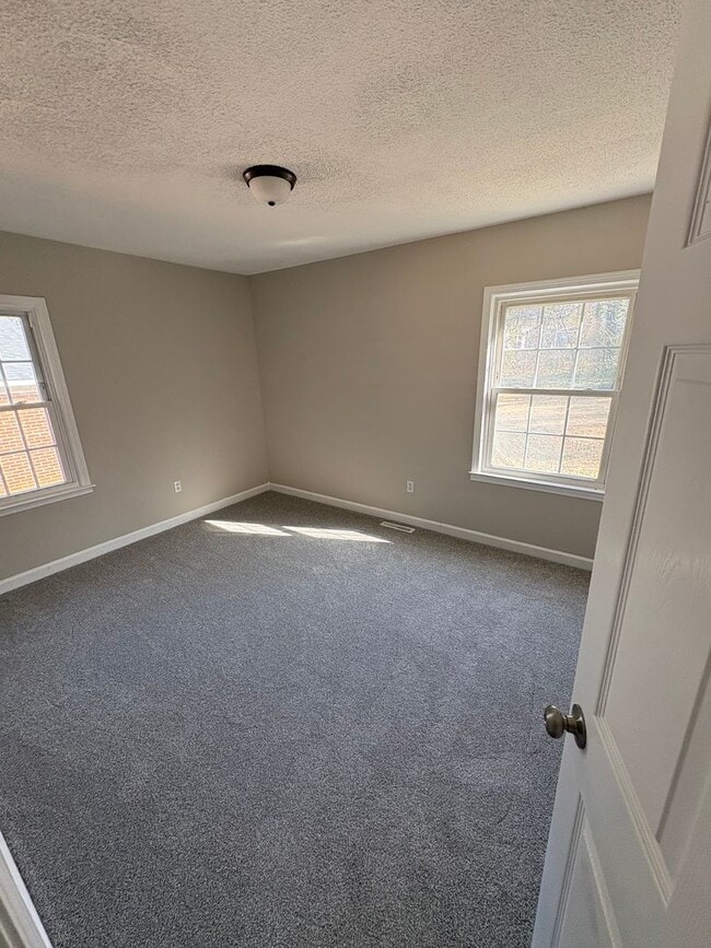 Building Photo - 15 Underwood Ave