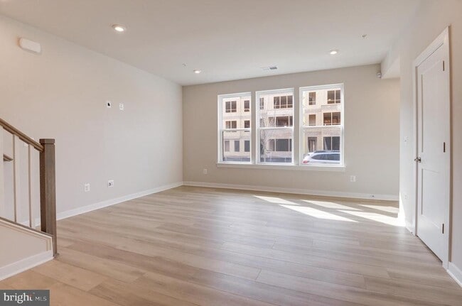 Building Photo - 43798 Middleway Ter