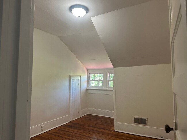 Building Photo - Charming 4 Bedroom House in Bedford