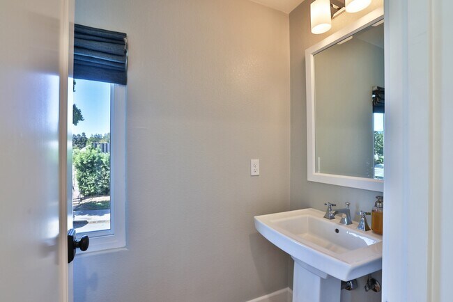 Building Photo - Modern 3-Bedroom Townhome with Rooftop Dec...