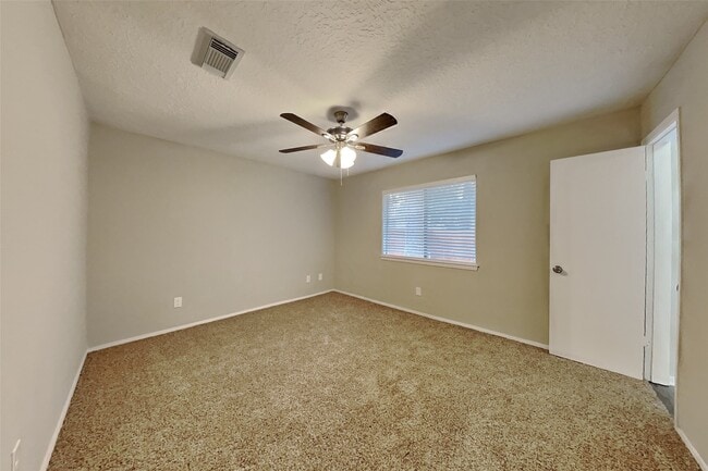 Building Photo - 26 Pinewood Forest Ct