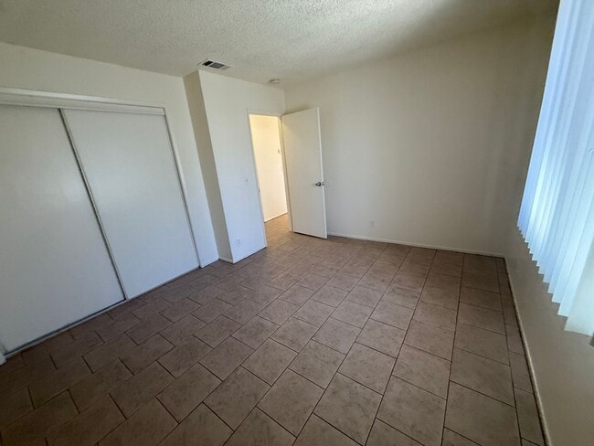 Building Photo - Hesperia Duplex-Spacious 2 Bedrooms, 1 Bat...
