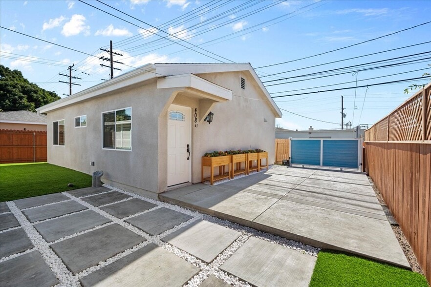 New construction (2025) w private driveway - 408 W Walnut Ave