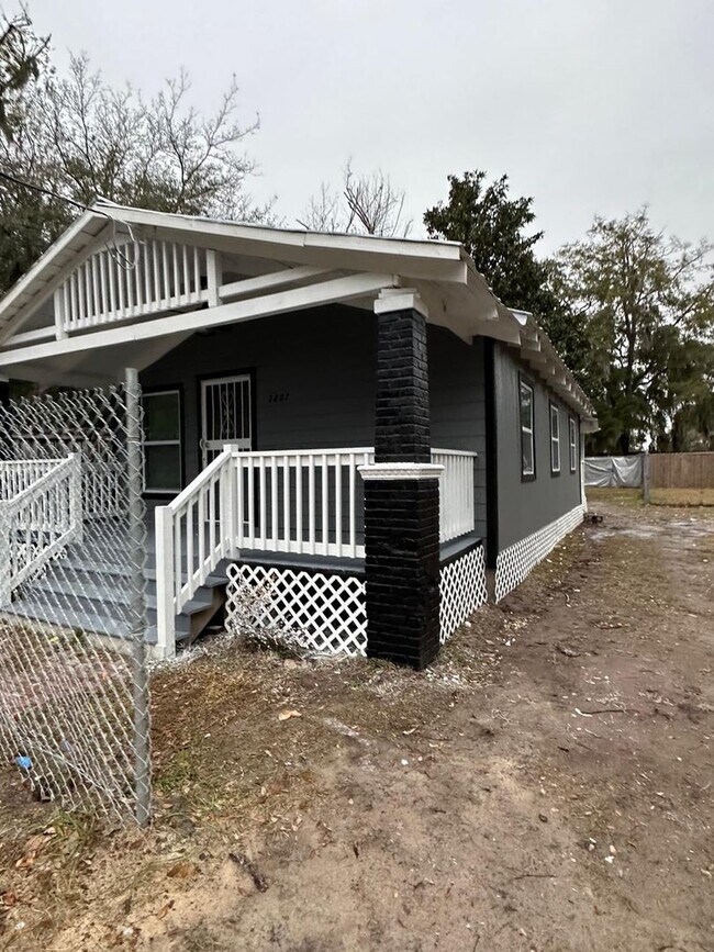 Building Photo - Fully Renovated 3/1 Single Family House Available for Immediate Rent!