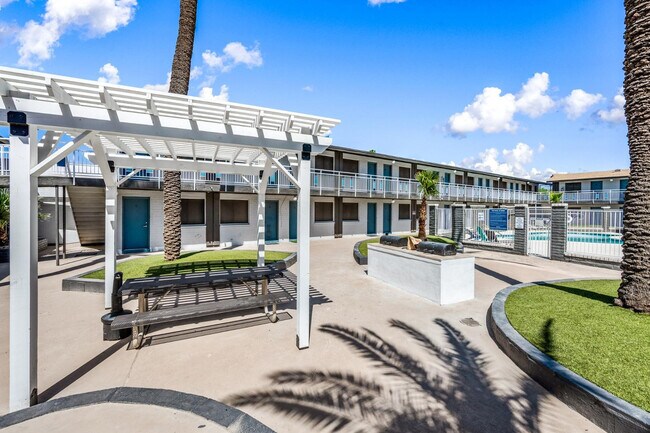 Building Photo - 3025 N 32nd St