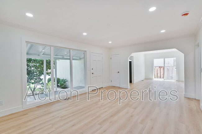 Building Photo - 207 Haight St