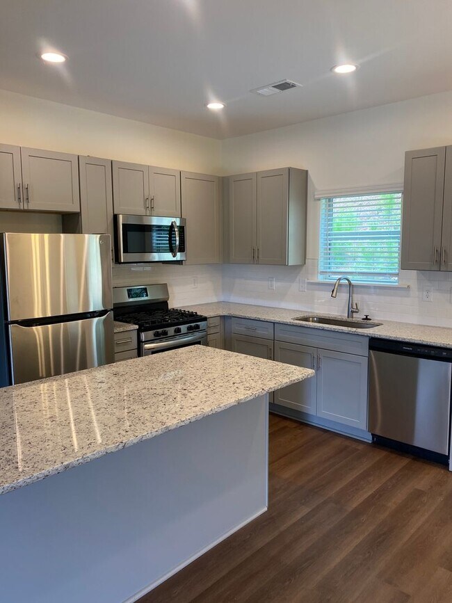 Building Photo - Spacious 3 Bedroom Home with Primary Suite on Main Level