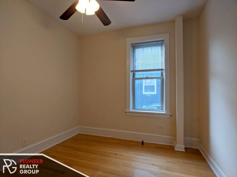 Building Photo - 1615 W Berteau Ave