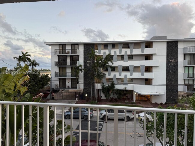 Building Photo - 1801 S Treasure Dr