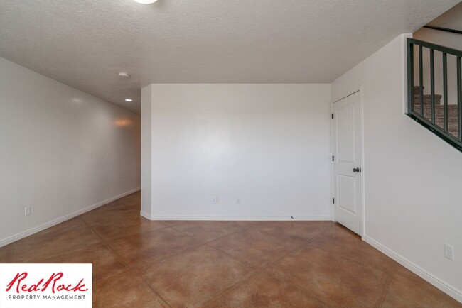 Building Photo - Charming 3 Bedroom Townhome