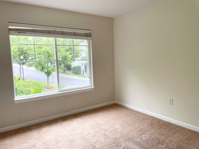 Building Photo - Spacious 2 Bed 2.5 Bath Townhome Style Con...