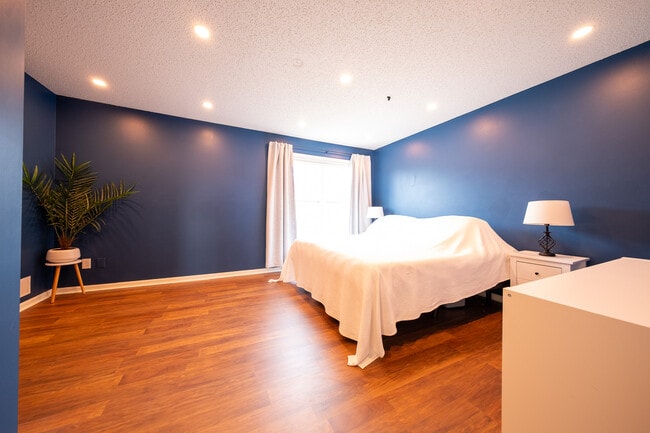 Building Photo - 706 Village Pkwy