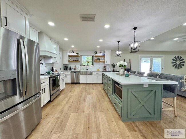 Building Photo - 35059 Anaqua Dr