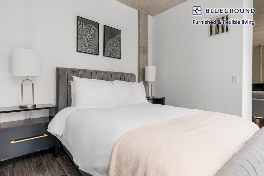 Building Photo - 215 W Lake St