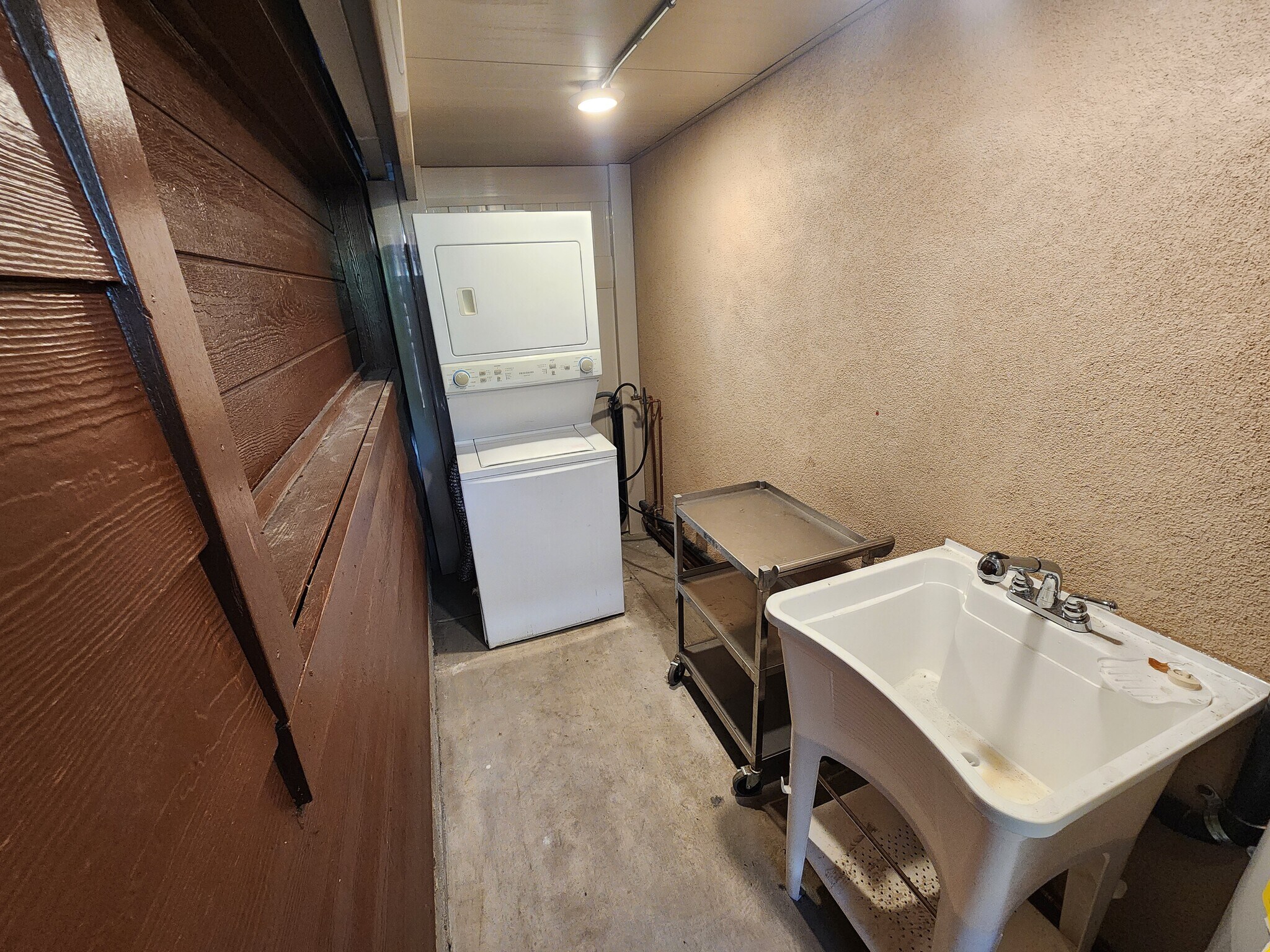 Building Photo - 10941 Walnut Dr